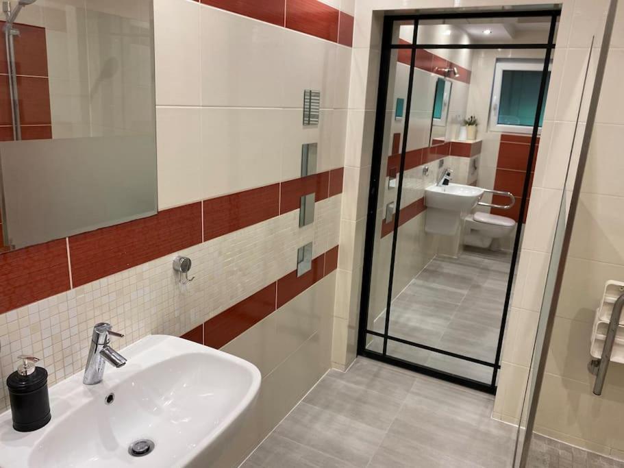 4 Bedroom Family House With Access To A Hot Tub Goczałkowice-Zdrój Kültér fotó
